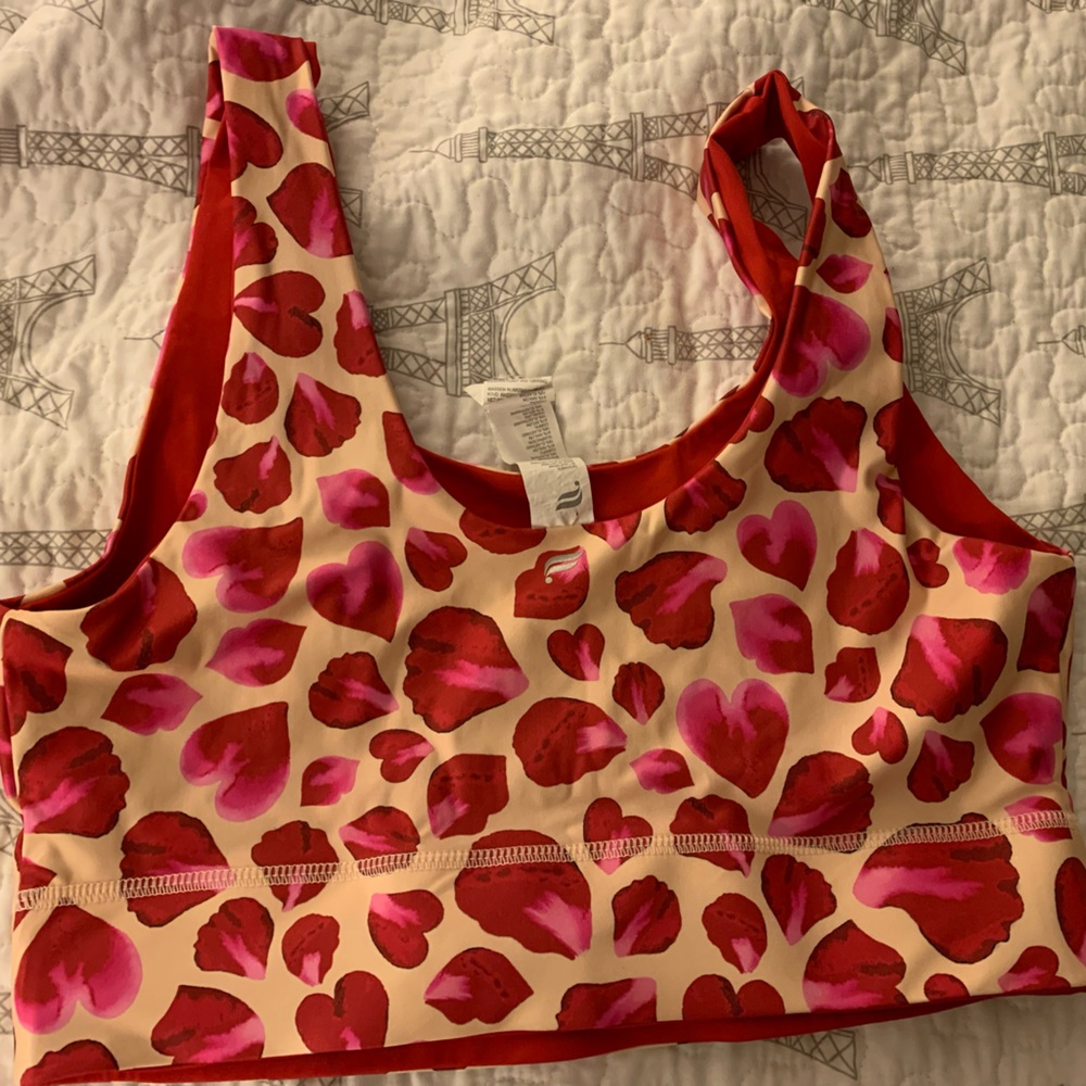 Fabletics valentines print sports bra Large NWOT